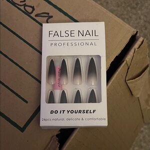 Black and White False Nail Set
